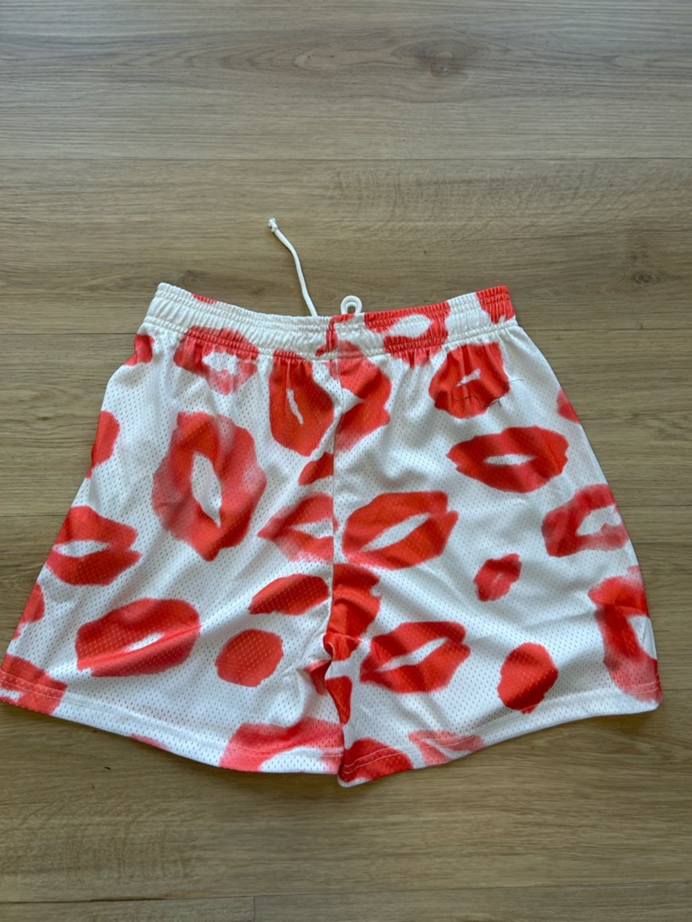 Men's Athletic Mesh Shorts with Red Lip Print - White/Red